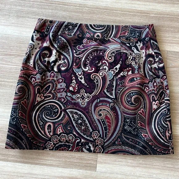 Nicole Miller USA burgundy paisley print size 14 mini skirt with side buttons