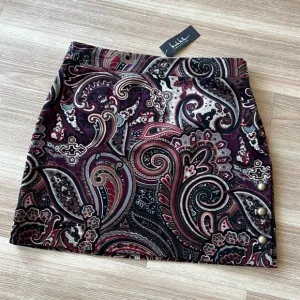 Nicole Miller USA burgundy paisley print size 14 mini skirt with side buttons