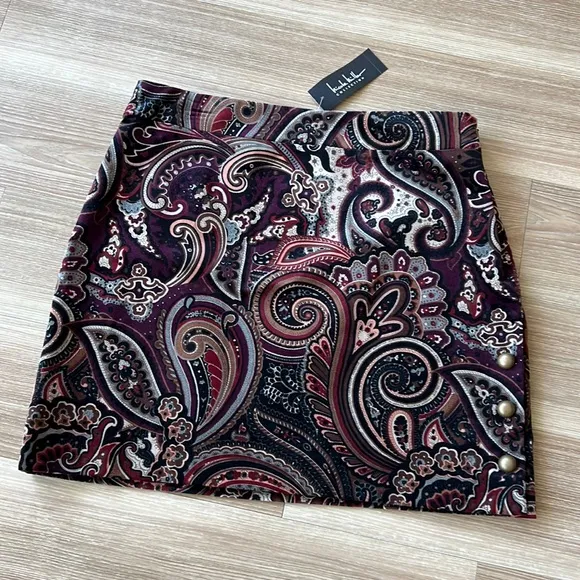 Nicole Miller USA burgundy paisley print size 14 mini skirt with side buttons