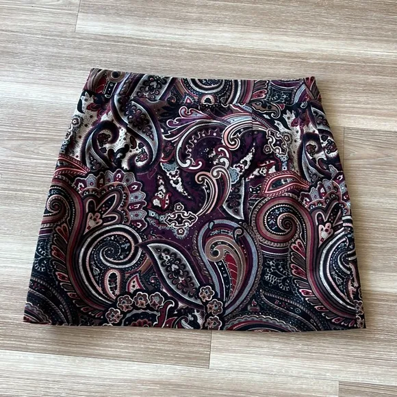 Nicole Miller USA burgundy paisley print size 14 mini skirt with side buttons
