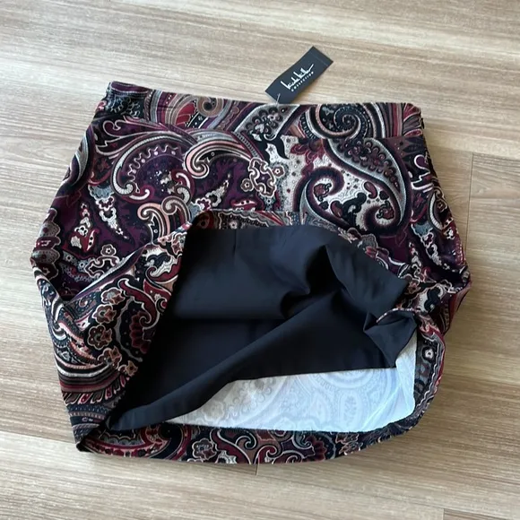 Nicole Miller USA burgundy paisley print size 14 mini skirt with side buttons