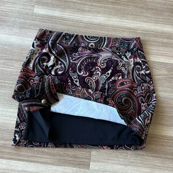 Nicole Miller USA burgundy paisley print size 14 mini skirt with side buttons