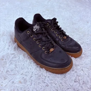 Nike Air AIR FORCE 1 black leather boys low top sneakers size 5.5
