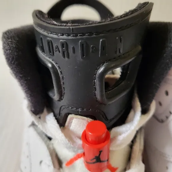 NIKE Air Jordan 6 Retro Kids Hi-Top White/ Red Infrared Sneakers Size 4y
