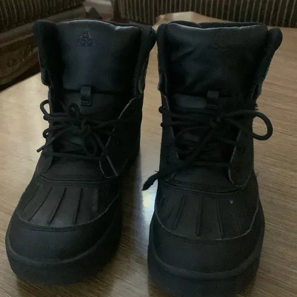 Nike boy ps wood side 2 ACGboots size 7