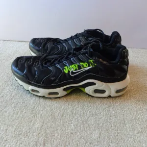 NIKE Kids Air Max‎ Plus I GS Black Volt  DM3264-001 Size 6.5Y
