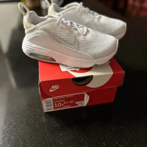 Nike Kids White Air Max 200 Shoes