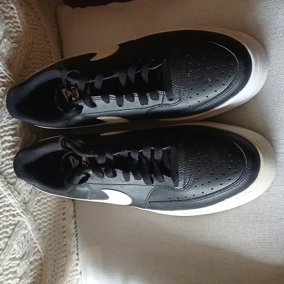 Nike Men Black and White Sneakers 9 1/2 Men 11 Woman.