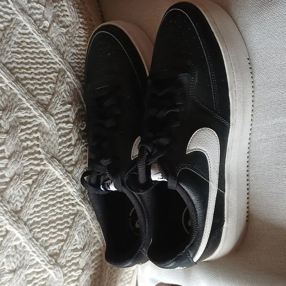 Nike Men Black and White Sneakers 9 1/2 Men 11 Woman.