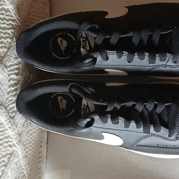 Nike Men Black and White Sneakers 9 1/2 Men 11 Woman.