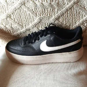 Nike Men Black and White Sneakers 9 1/2 Men 11 Woman.