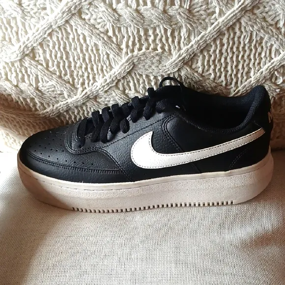 Nike Men Black and White Sneakers 9 1/2 Men 11 Woman.