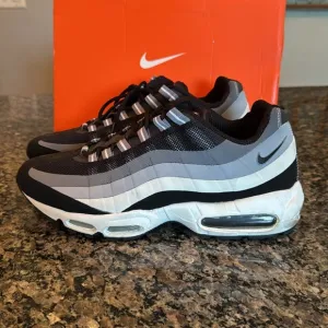 Nike Men's air max 95  Black and Gray Sneakers EUC 10.5