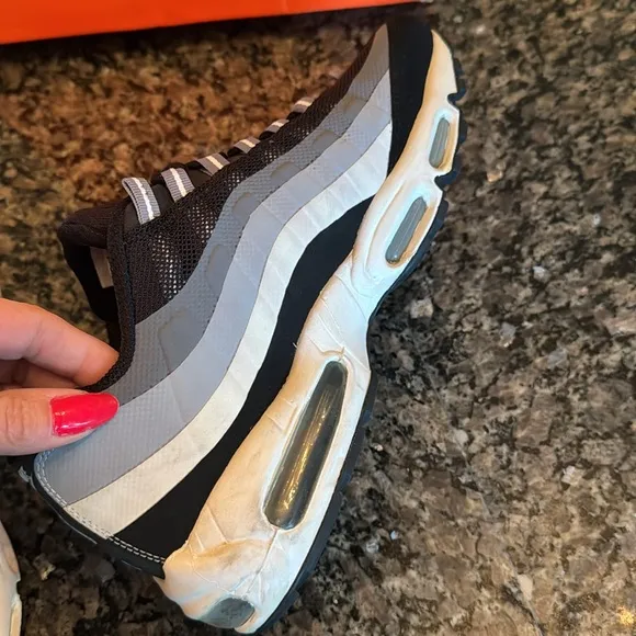 Nike Men's air max 95  Black and Gray Sneakers EUC 10.5