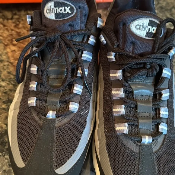 Nike Men's air max 95  Black and Gray Sneakers EUC 10.5