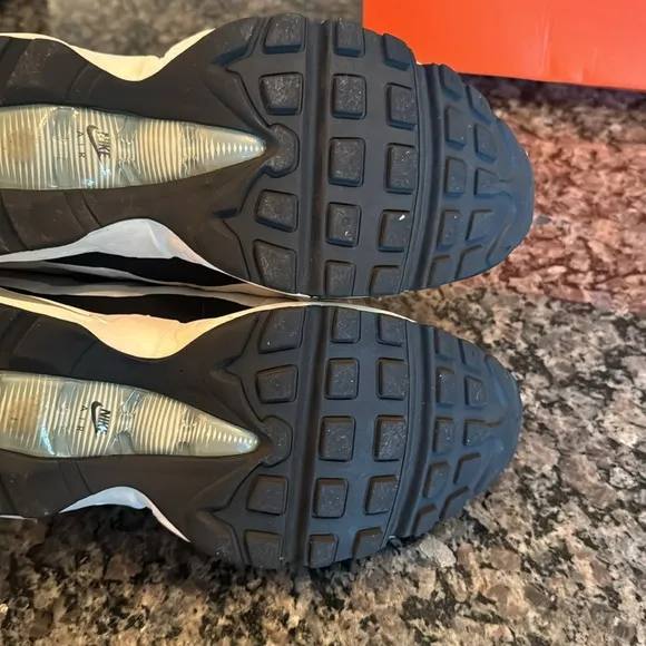 Nike Men's air max 95  Black and Gray Sneakers EUC 10.5