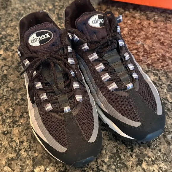 Nike Men's air max 95  Black and Gray Sneakers EUC 10.5