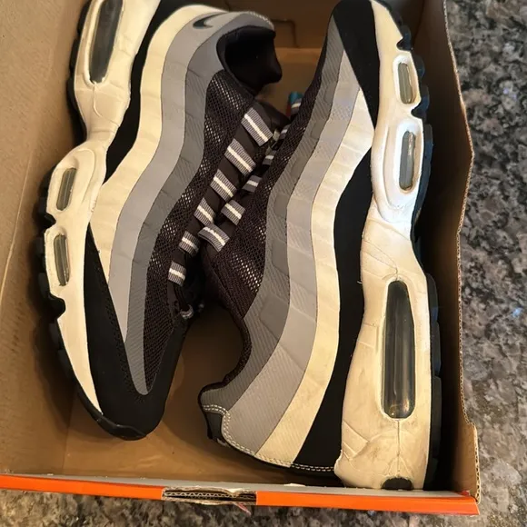 Nike Men's air max 95  Black and Gray Sneakers EUC 10.5