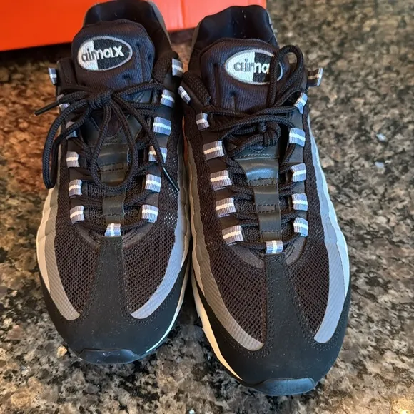 Nike Men's air max 95  Black and Gray Sneakers EUC 10.5