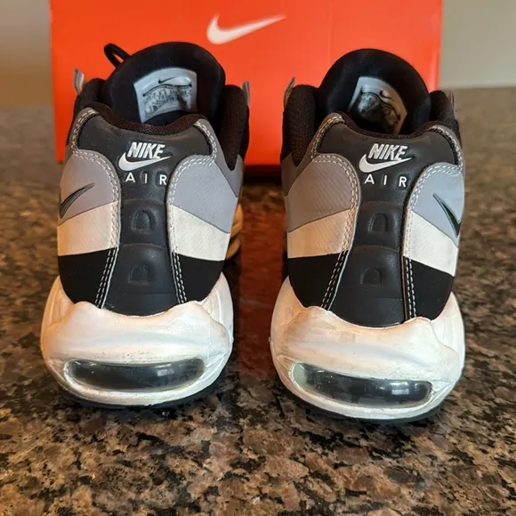 Nike Men's air max 95  Black and Gray Sneakers EUC 10.5