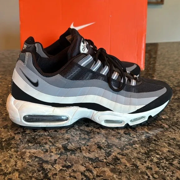 Nike Men's air max 95  Black and Gray Sneakers EUC 10.5