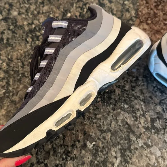 Nike Men's air max 95  Black and Gray Sneakers EUC 10.5