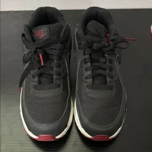 Nike Men's Black and Red Sneakers