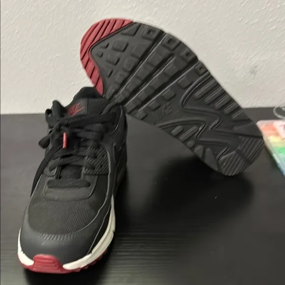 Nike Men's Black and Red Sneakers