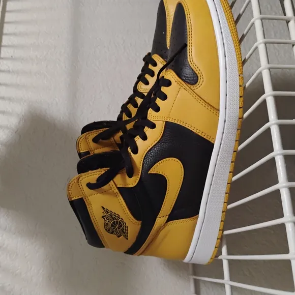 Nike Men's Yellow and Black Sneakers