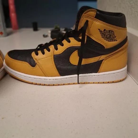 Nike Men's Yellow and Black Sneakers