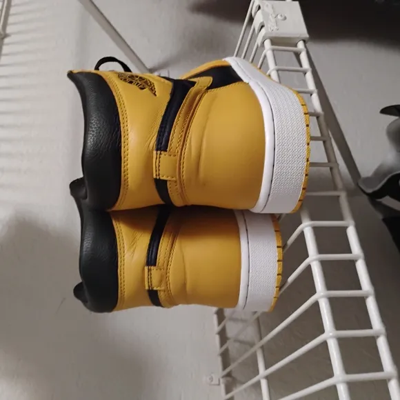 Nike Men's Yellow and Black Sneakers
