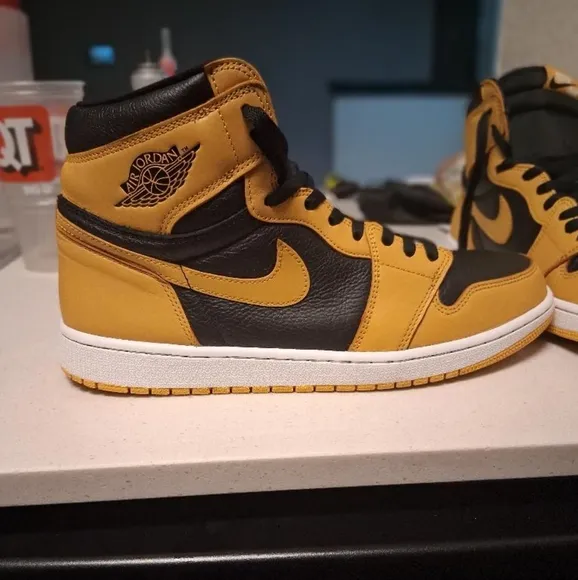 Nike Men's Yellow and Black Sneakers