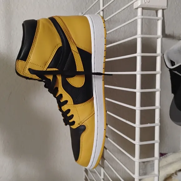 Nike Men's Yellow and Black Sneakers