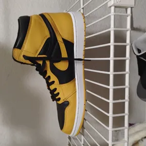 Nike Men's Yellow and Black Sneakers