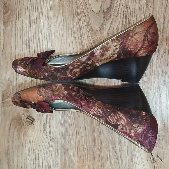 Nine West Nwilthyia Burgandy Fabric Floral Pattern Low Wedge Heels Size 8M
