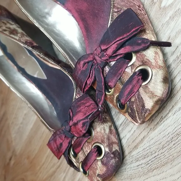 Nine West Nwilthyia Burgandy Fabric Floral Pattern Low Wedge Heels Size 8M