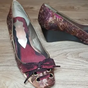 Nine West Nwilthyia Burgandy Fabric Floral Pattern Low Wedge Heels Size 8M