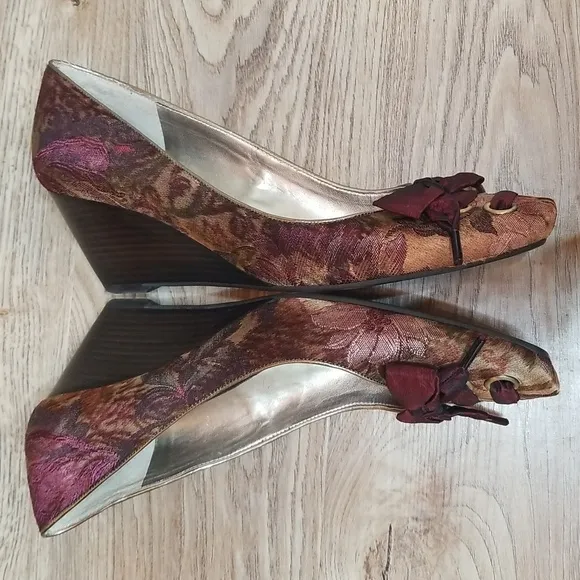 Nine West Nwilthyia Burgandy Fabric Floral Pattern Low Wedge Heels Size 8M