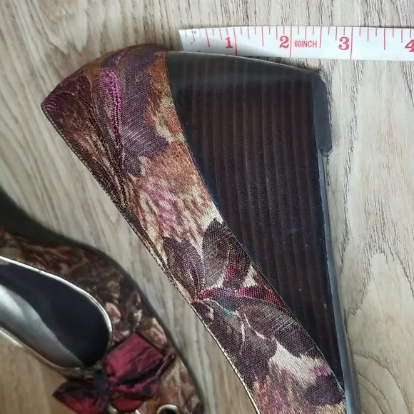 Nine West Nwilthyia Burgandy Fabric Floral Pattern Low Wedge Heels Size 8M