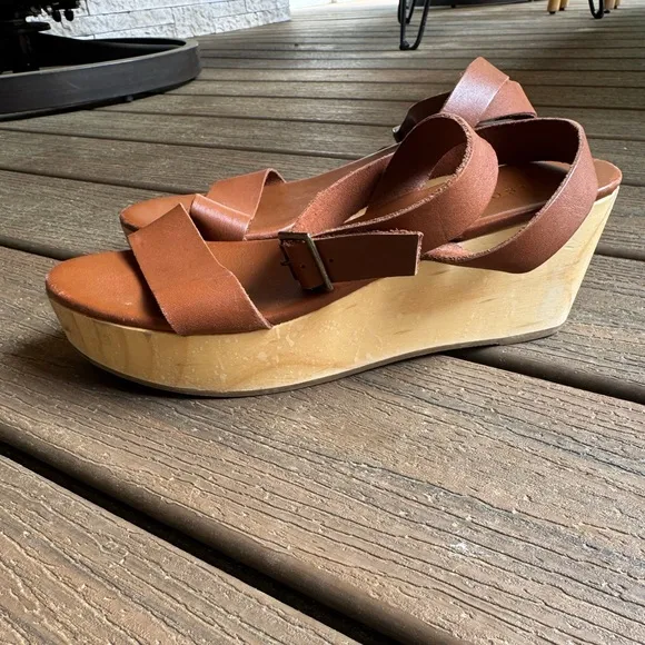 Nisolo Brown Wedge Sandals with Minimalist Design