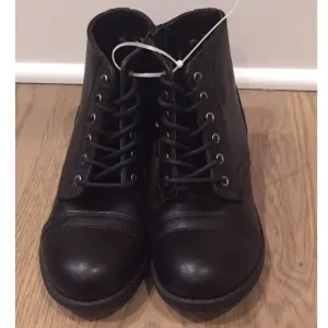 NWOB Steve Madden Black Side Zip Up Ankle Boots 13