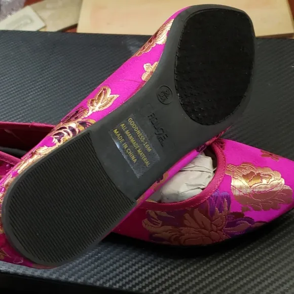 NWOT Beautiful Bright Fuchsia Pointed Toe Flats