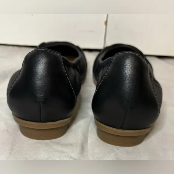 NWOT. Clarks Collection Women's Lyrical Rhyme Slip-On Flats Black Size 8M