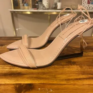 NWOT Good American nude ankle wrap wedges with clear wedges