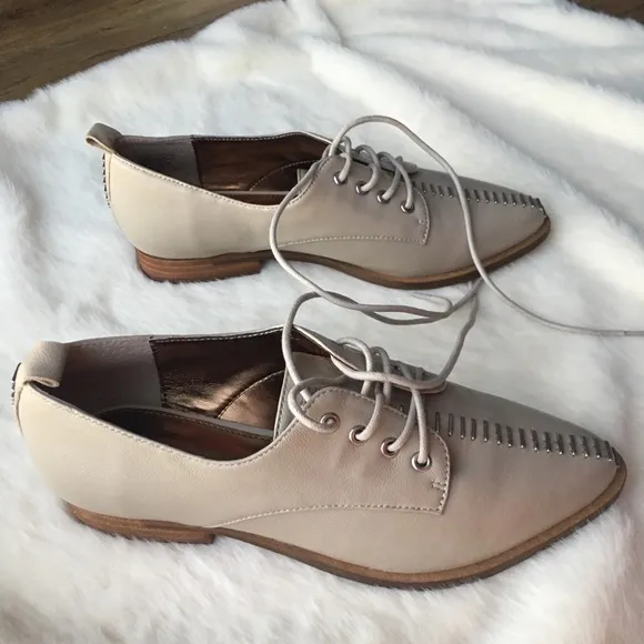 NWOT KELSI DAGGER BROOKLYN Savas Pointed Toe Derby In White Wash Leather
