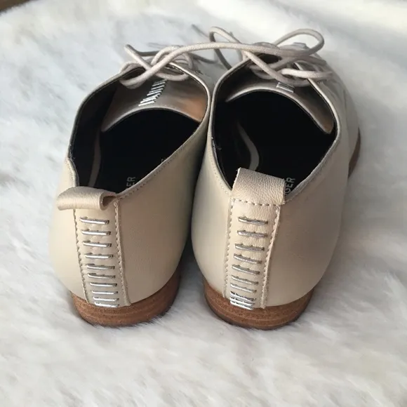 NWOT KELSI DAGGER BROOKLYN Savas Pointed Toe Derby In White Wash Leather