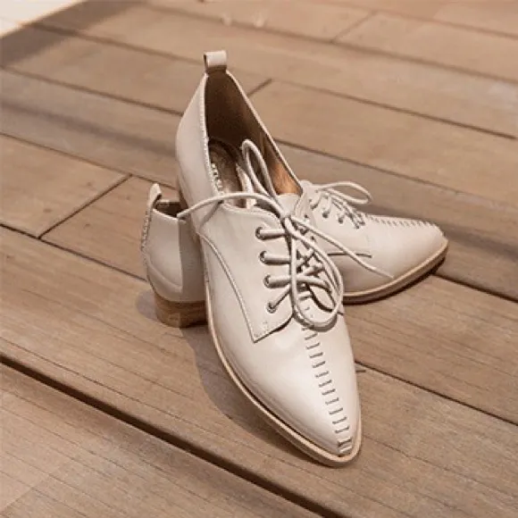 NWOT KELSI DAGGER BROOKLYN Savas Pointed Toe Derby In White Wash Leather