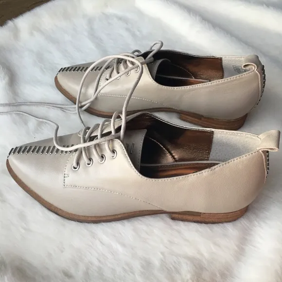 NWOT KELSI DAGGER BROOKLYN Savas Pointed Toe Derby In White Wash Leather