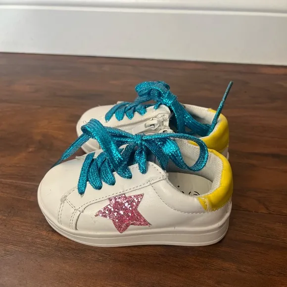 NWOT Lola   The Boys Pink Star sneakers with Blue Laces- Toddler size 5.5