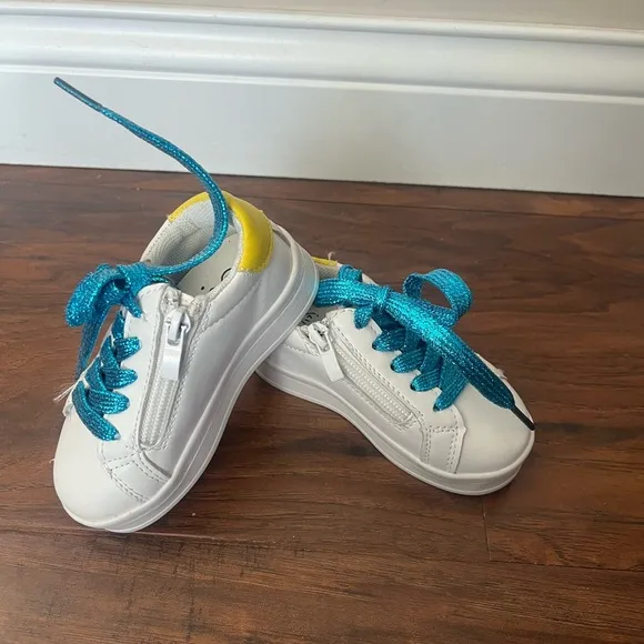 NWOT Lola   The Boys Pink Star sneakers with Blue Laces- Toddler size 5.5